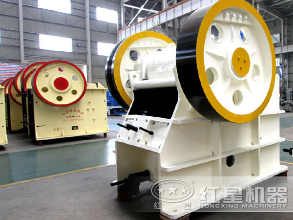 德版顎式破碎機(jī)側(cè)面圖