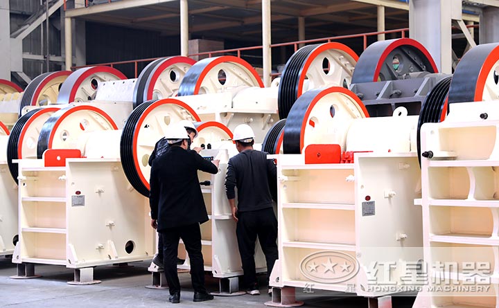 用戶考場(chǎng)紅星破碎碎機(jī)廠區(qū)，技術(shù)經(jīng)理為其講解、推薦設(shè)備