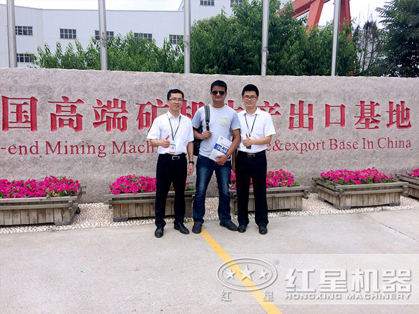 大型移動石子粉碎機用戶參觀廠區(qū)實拍