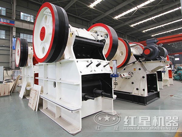 鄂式破碎機側(cè)面實拍
