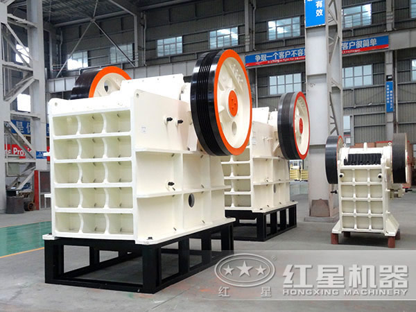 紅星機(jī)器煤矸石顎式破碎機(jī)生產(chǎn)廠區(qū)實(shí)拍