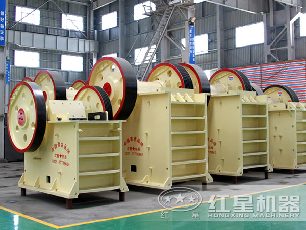 復(fù)擺顎式破碎機(jī)設(shè)備實(shí)拍