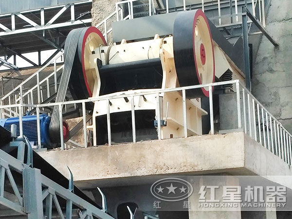 00噸/小時高速路用的固定式機制砂生產線之顎破特寫