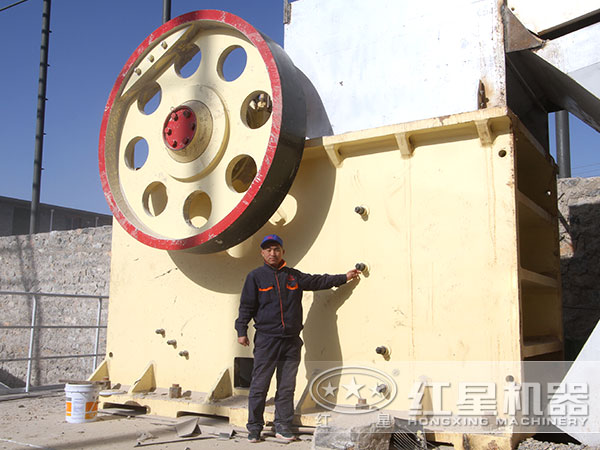 白云石破碎設備生產現場之顎破實拍