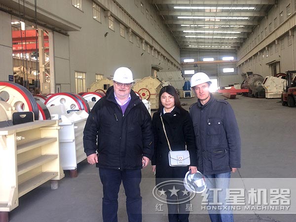 時產(chǎn)200噸青石鄂式破碎機廠區(qū)