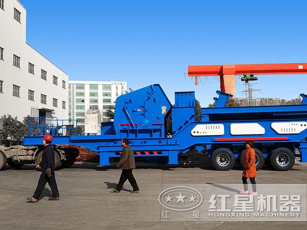 用戶參觀移動石子破碎機廠家實拍