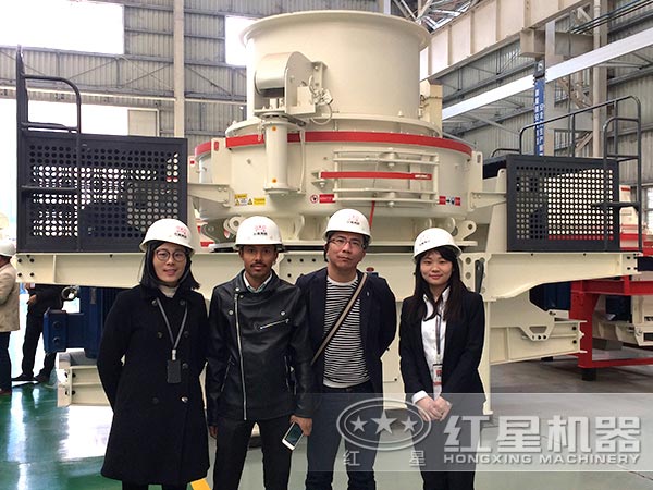 用戶參觀紅星機器沖擊式破碎機廠區留念