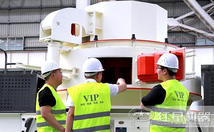 石灰石制砂機設備參觀紅星機器廠區(qū)留念