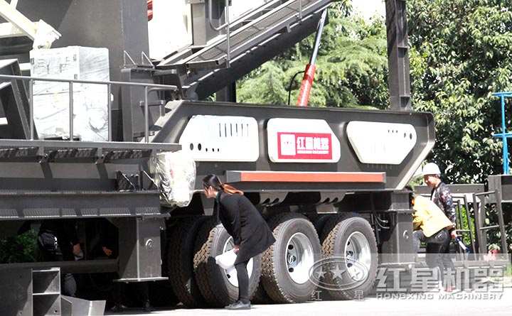 紅星車載式打砂機設備客戶近距離參觀，報價優惠多