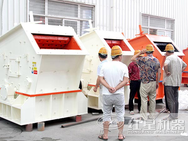 用戶參觀紅星石灰石反擊式破碎機設備廠區