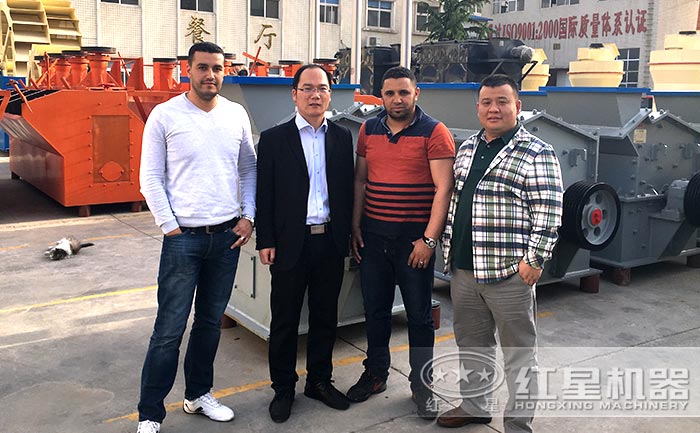 用戶參觀紅星雙級式粉碎機設備廠區