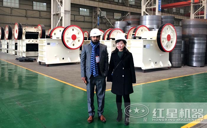 用戶參觀紅星鄂式粉碎機設備廠區