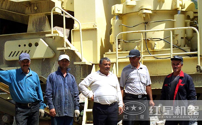 移動石子破碎機設備用戶生產(chǎn)現(xiàn)場留念