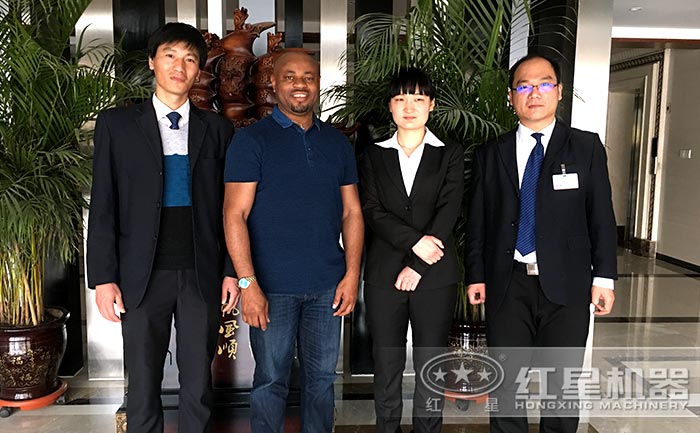 移動(dòng)式鵝卵石制砂機(jī)械用戶參觀紅星廠區(qū)