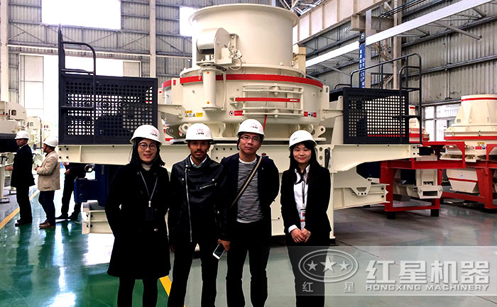 用戶參觀紅星制砂機廠區留念