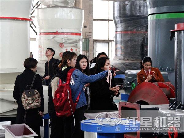用戶參觀紅星立式磨粉機(jī)廠區(qū)