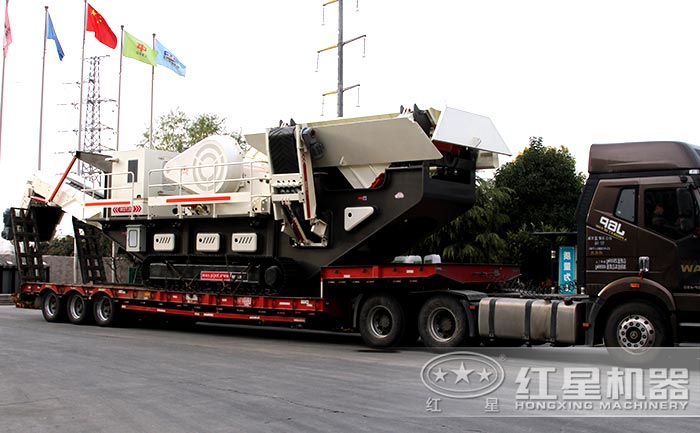 紅星履帶式移動破碎機發貨現場