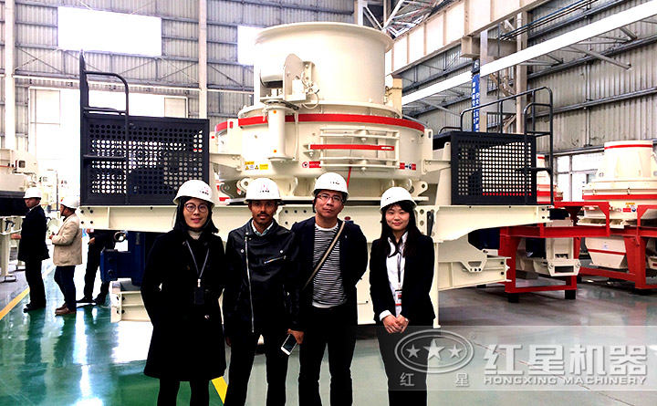用戶參觀紅星制砂機廠區留念
