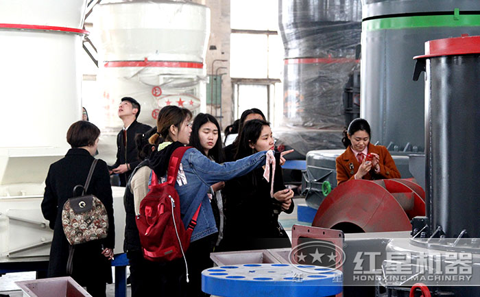 用戶參觀紅星磷灰石磨粉機設(shè)備廠區(qū)