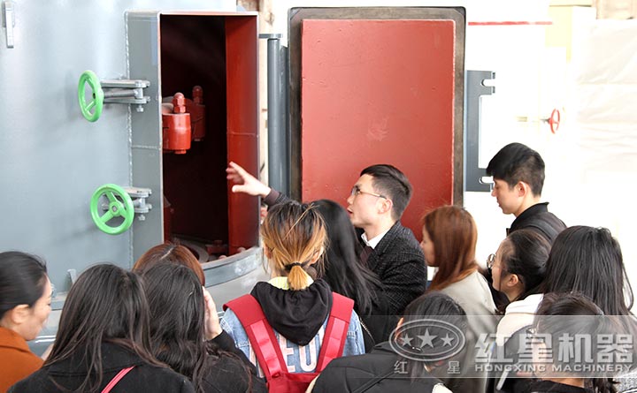 用戶參觀紅星超細粉碎機廠區