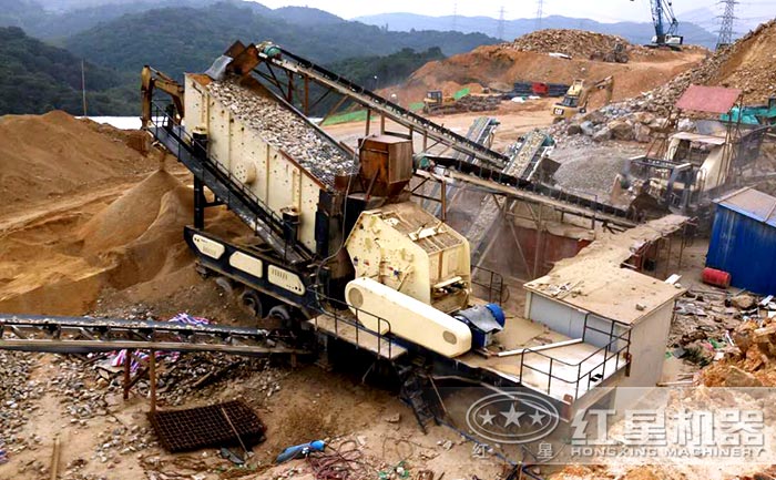 紅星輪胎式移動破碎機設備加工建筑垃圾生產現場