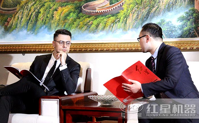 紅星機(jī)器技術(shù)人員為用戶講解移動(dòng)破碎、篩分機(jī)器