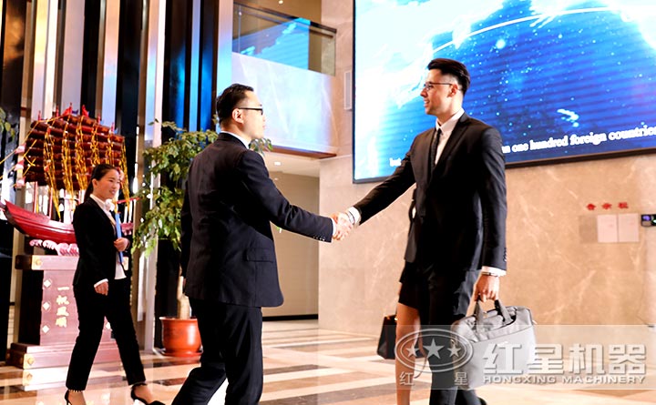 銷(xiāo)售經(jīng)理接待花崗巖制砂機(jī)用戶來(lái)訪