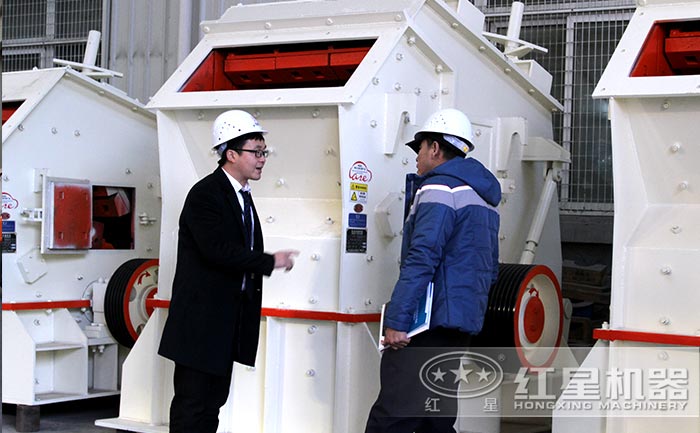 技術人員為用戶講解紅星反擊破