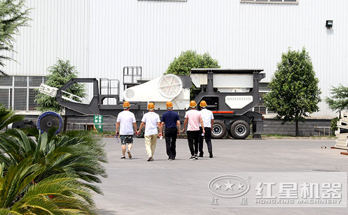 用戶考察流動破石機廠區(qū)