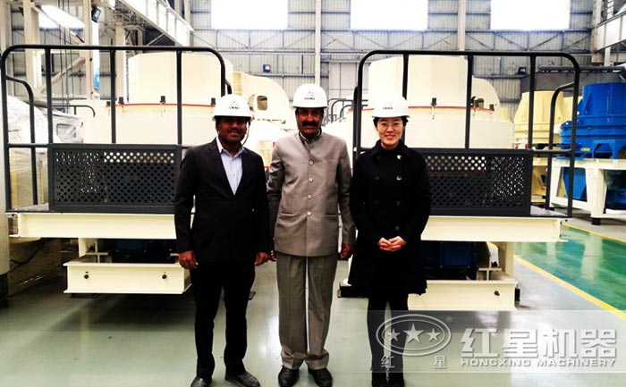 用戶參觀輝綠巖制砂機(jī)設(shè)備廠區(qū)留念