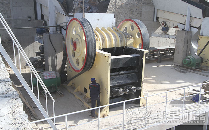 設(shè)備保養(yǎng)現(xiàn)場(chǎng)