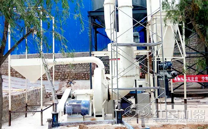 紅星白云石雷蒙磨粉機工作現場