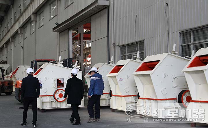 客戶到廠參觀反擊式碎石機(jī)