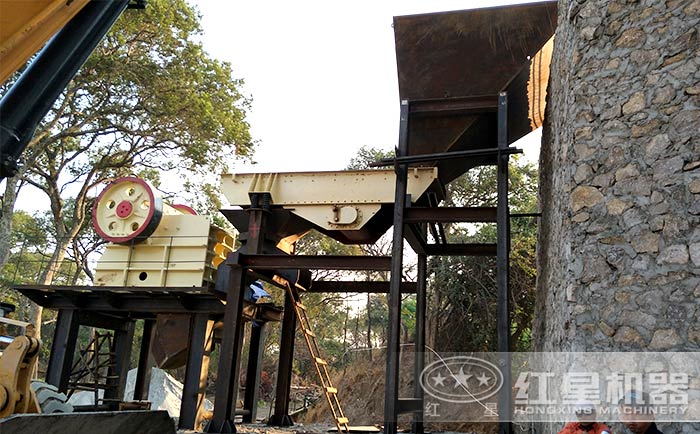 紅星小型鄂式石子破碎機現(xiàn)場