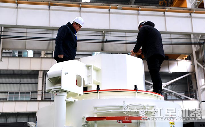 用戶參觀紅星鵝卵石制砂機(jī)廠區(qū)