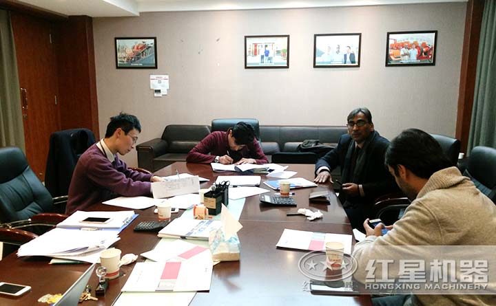 紅星技術(shù)人員與客戶(hù)探討方案圖