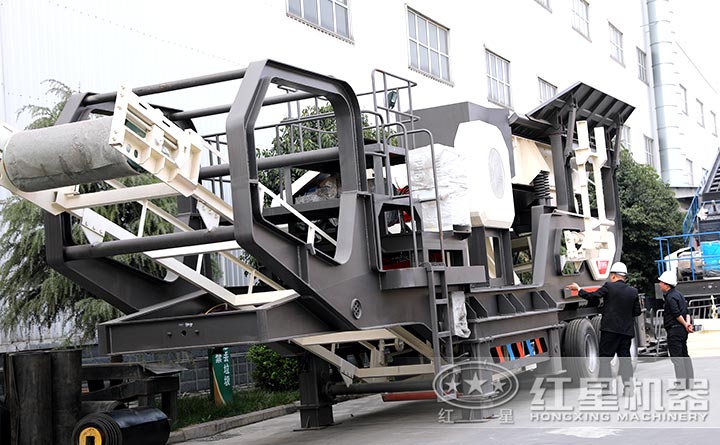 紅星銷售人員帶客戶參觀設備圖