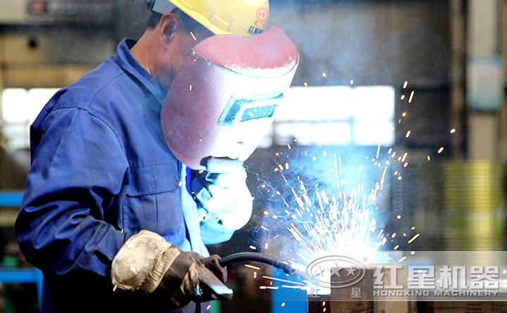 紅星大型錘式粉碎機生產車間