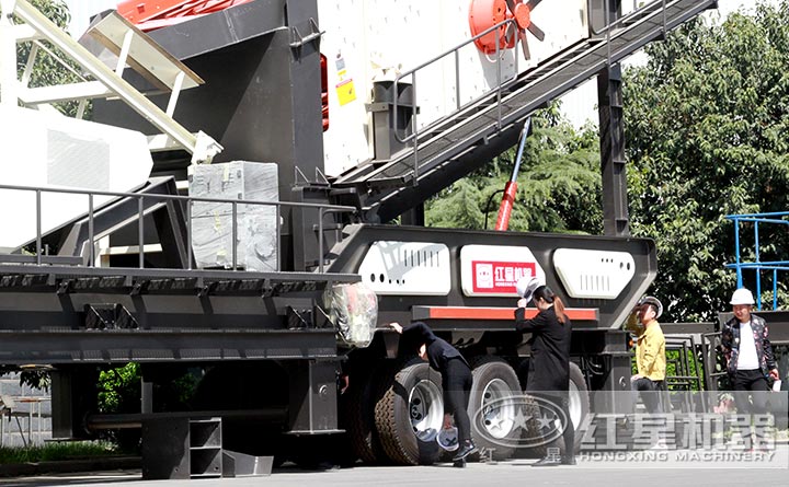 客戶參觀紅星車載式打砂機設備廠區