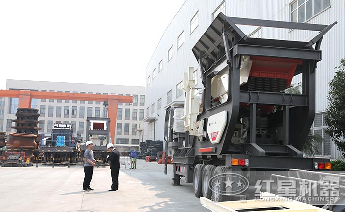 石頭粉碎設(shè)備廠區(qū)內(nèi)：經(jīng)理為用戶講解設(shè)備性能