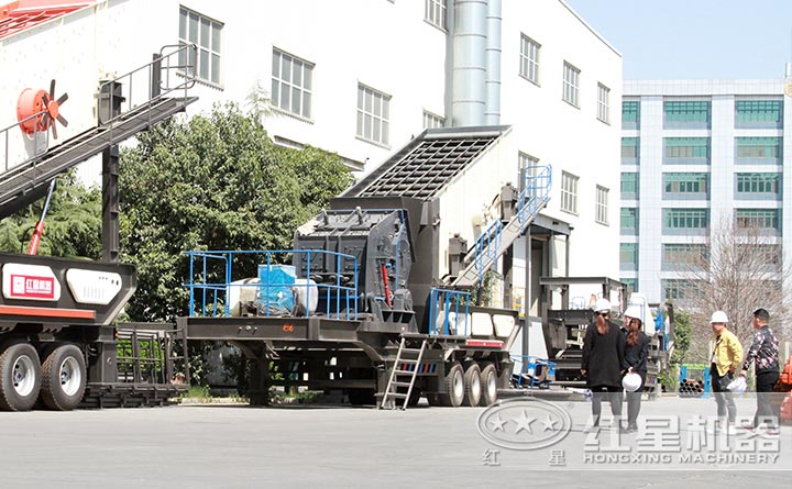 客戶參觀移動(dòng)反擊式粉碎、篩分機(jī)，技術(shù)人員陪同并講解機(jī)器運(yùn)行情況