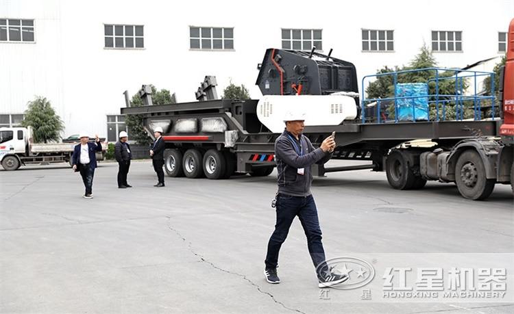 紅星磚渣粉碎機向國內(nèi)外地區(qū)用戶現(xiàn)場發(fā)貨中