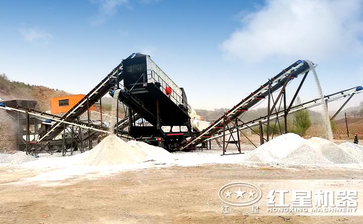 移動(dòng)式河卵石制砂生產(chǎn)線現(xiàn)場(chǎng)