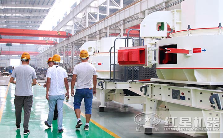 客戶到廠選擇鵝卵石制砂機(jī)型號