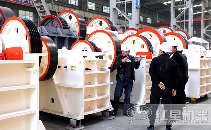 pe400*600顎破廠區(qū)內(nèi)，技術(shù)經(jīng)理接待考察用戶