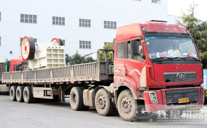 紅星機(jī)器顎式破碎機(jī)發(fā)貨