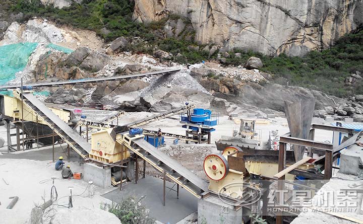 河卵石制砂機(jī)工作現(xiàn)場(chǎng)