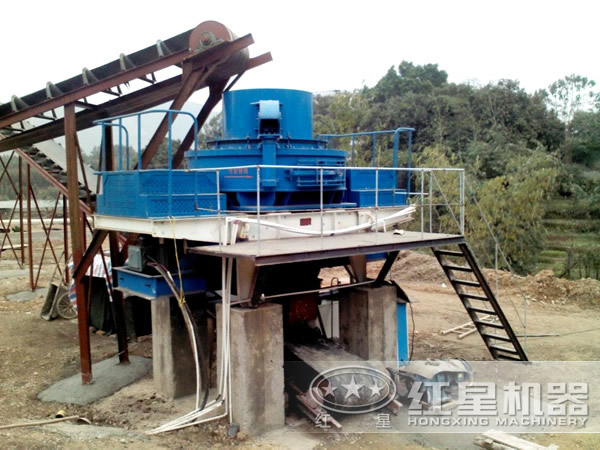 沖擊式破碎機工作現(xiàn)場圖