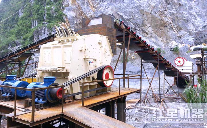 反擊式碎石機(jī)作業(yè)現(xiàn)場