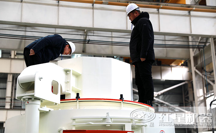 客戶查看河卵石制砂進(jìn)料口